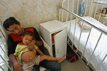 Bé trai 3 tuổi “mang thai“