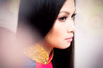 Em gái Cẩm Ly đằm thắm với áo dài