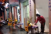 Vì sao phải cúng giao thừa giữa sân?