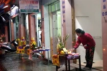 Vì sao phải cúng giao thừa giữa sân?