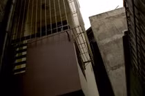 Phong thủy: Hóa giải khe hở đối diện cửa nhà