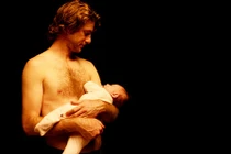 Lạ lùng đàn ông tiết sữa, cho con bú