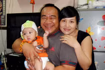 Vợ chồng Hiếu Hiền hạnh phúc khoe quý tử