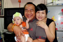 Vợ chồng Hiếu Hiền hạnh phúc khoe quý tử