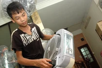 Vì sao quạt sạc không dùng đến cạn nguồn điện?