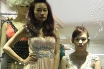 Hai nữ sinh viên Hà Nội làm... ma-nơ-canh sống