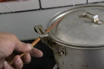 Bị bỏng do dùng đũa đỡ xoong