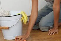 Làm hỏng sàn gỗ vì quá sạch!