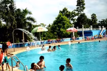 Clo trong bể bơi làm cay mắt, sần da