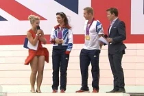 Sao TH bị thổi tốc váy trong chương trình trực tiếp