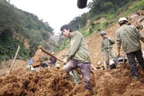 Cận cảnh cuộc tìm kiếm nạn nhân sạt lở Yên Bái