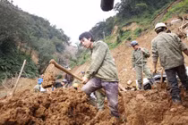 Cận cảnh cuộc tìm kiếm nạn nhân sạt lở Yên Bái