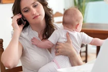 Nữ giáo sư xinh đẹp cho con bú trên giảng đường