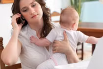 Nữ giáo sư xinh đẹp cho con bú trên giảng đường