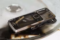 Làm gì khi điện thoại “dính” nước?