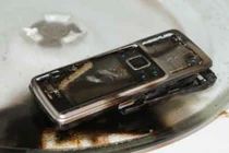 Làm gì khi điện thoại “dính” nước?