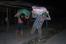 Tiền triệu từ một đêm làm cửu vạn vùng biên