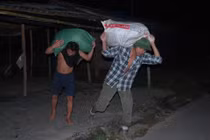 Tiền triệu từ một đêm làm cửu vạn vùng biên