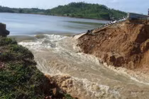 Vỡ đập Tây Nguyên, hàng trăm người dân chạy tán loạn