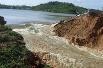 Vỡ đập Tây Nguyên, hàng trăm người dân chạy tán loạn