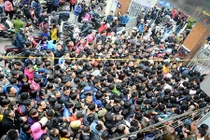 Hỗn loạn tiêm vắc xin dịch vụ tại Hà Nội