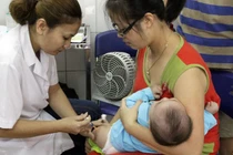 Dừng tiêm Quinvaxem vì... giấy chứng nhận của cán bộ