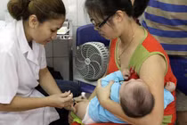 Dừng tiêm Quinvaxem vì... giấy chứng nhận của cán bộ