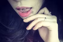 Hotgirl Hà thành xỏ khuyên táo bạo trên cơ thể