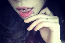 Hotgirl Hà thành xỏ khuyên táo bạo trên cơ thể