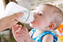3 sai lầm thường gặp khi cho bé bú bình