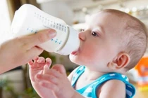 3 sai lầm thường gặp khi cho bé bú bình