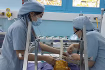 Tách 2 trẻ sơ sinh: Đóng kín ngực, bụng Phi Phụng khó khăn