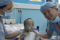 Tách 2 trẻ sơ sinh: Phi Long vừa cai được máy thở