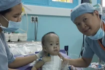 Tách 2 trẻ sơ sinh: Phi Long vừa cai được máy thở