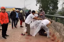 Người phụ nữ chở con nhỏ bị chém tới tấp trên cầu Cứng: Kẻ thủ ác là ai?