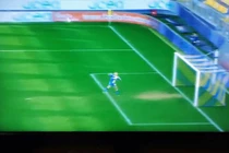 Video: Tung cú sút từ giữa sân, cầu thủ lập siêu phẩm “không tưởng“