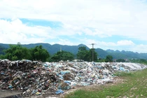 Người dân kêu trời vì rác "khổng lồ" ngay gần quảng trường Hòa Bình