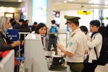 Việt Nam tạm dừng nhập cảnh đối với người nước ngoài từ 0h ngày 22/3