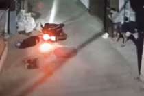 Camera ghi lại cận cảnh 2 băng nhóm rượt bắn nhau như phim hành động