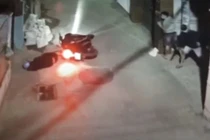 Camera ghi lại cận cảnh 2 băng nhóm rượt bắn nhau như phim hành động