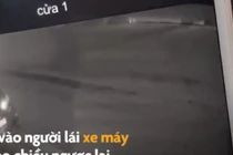 Video: Ôtô lấn làn bật đèn pha đâm văng người lái xe máy