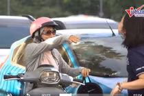 Video: Thi tuyển sinh vào lớp 10, xúc động cảnh bố mẹ ôm con 