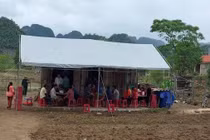 Tin nóng ngày 2/8: Vợ chồng tật nguyền ngất lịm vì con trai đuối nước