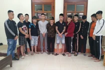 Chém nhau vì tranh gái phục vụ quán karaoke 18 người bị khởi tố