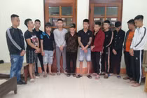 Chém nhau vì tranh gái phục vụ quán karaoke 18 người bị khởi tố