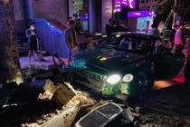 Siêu xe Bentley đâm vào gốc cây biến dạng phần đầu
