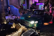 Siêu xe Bentley đâm vào gốc cây biến dạng phần đầu