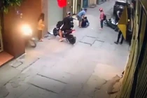 Video: Thót tim cảnh chị gái lao xe ga vào cửa sát rồi văng xuống đường