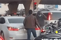 Video: Va chạm giao thông, 2 tài xế lao vào đánh nhau như phim