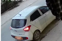 Video: Dân mạng dậy sóng vì mẹ con "đạo chích" đi ô tô trộm 2 hộp sữa